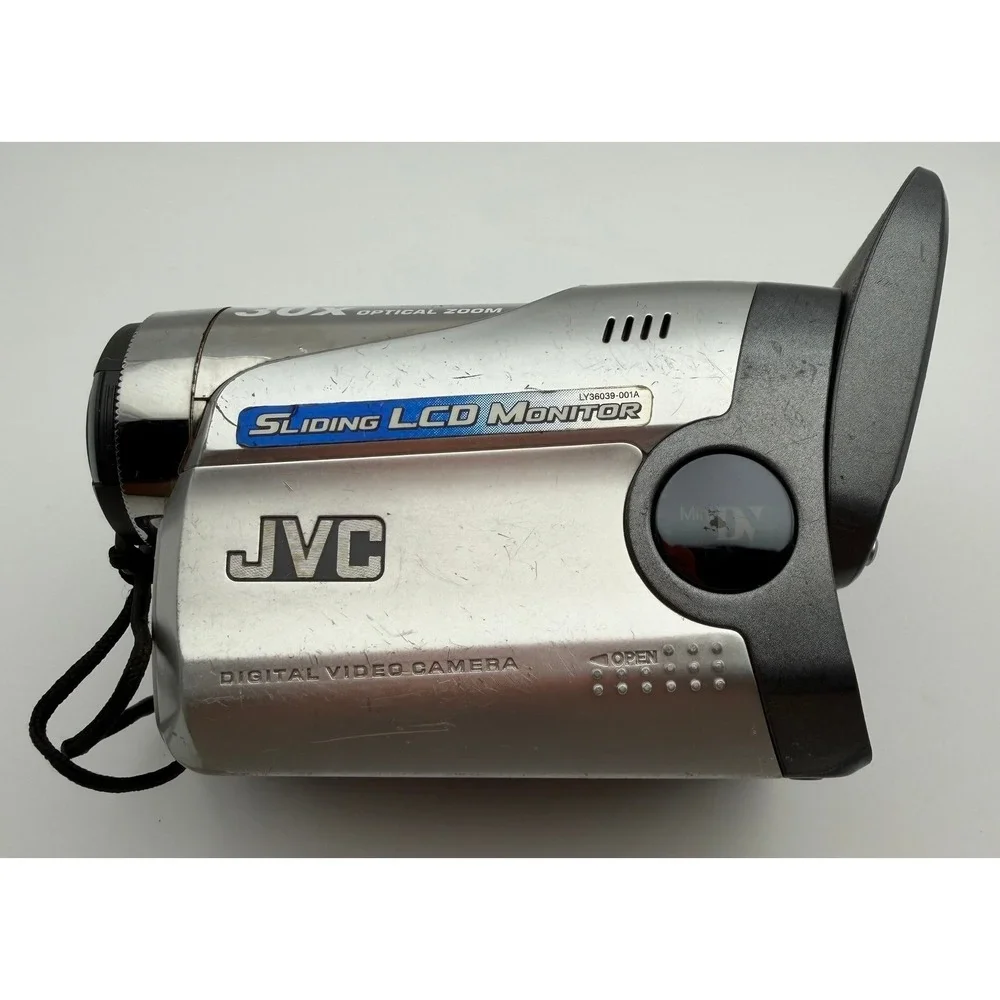 JVC GR-DA30U Digital Video Camera MiniDV Camcorder 30x Optical Zoom Silver